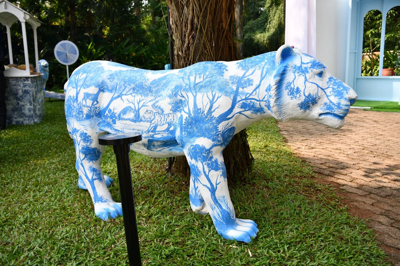 Life-size lion sculpture hand-painted in blue porcelain patterns