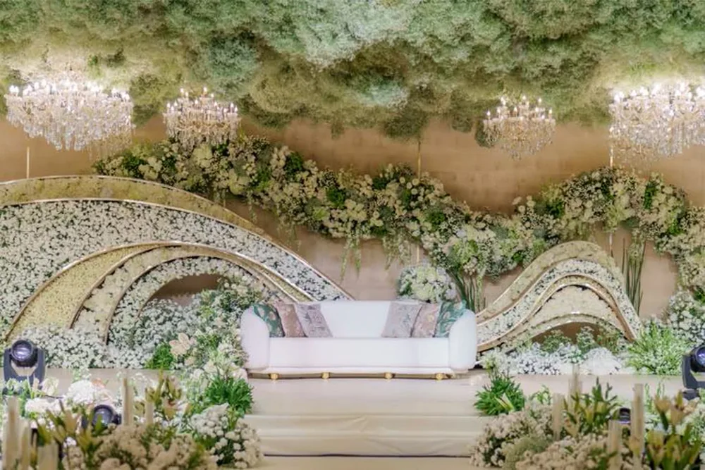 Curved green gold floral reception — Panigrahana decor portfolio