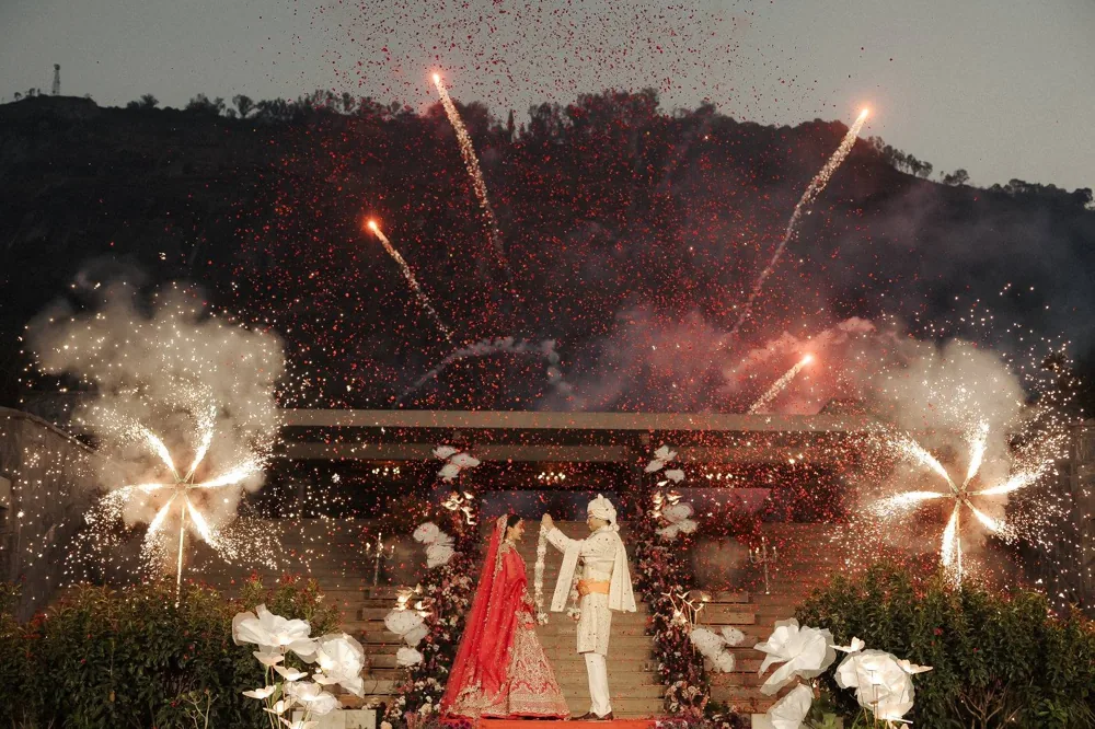 Wedding couple with fireworks and falling petals — Panigrahana decor portfolio