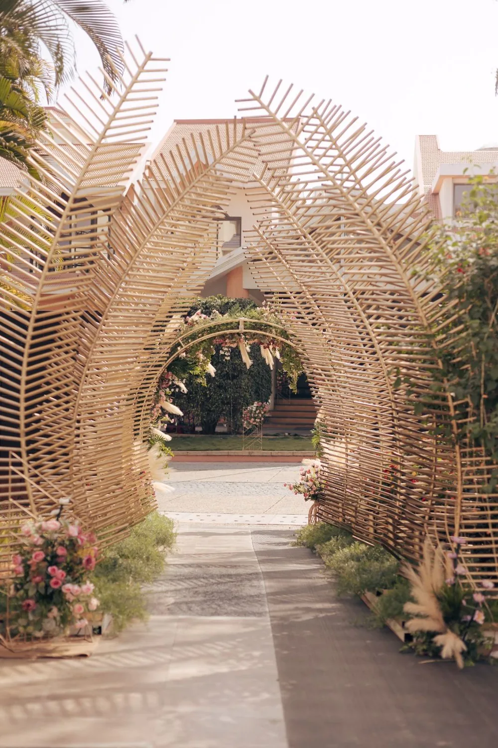 Palm-shaped sculptural archway with flowers — Panigrahana decor portfolio