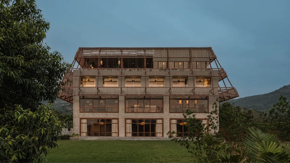 ORO clubhouse with Infinity Hall and Skyhills restaurant at dusk